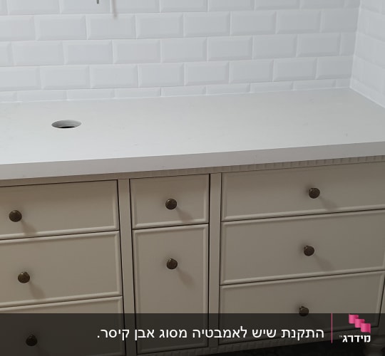 משטח שיש לבן עם חור לכיור